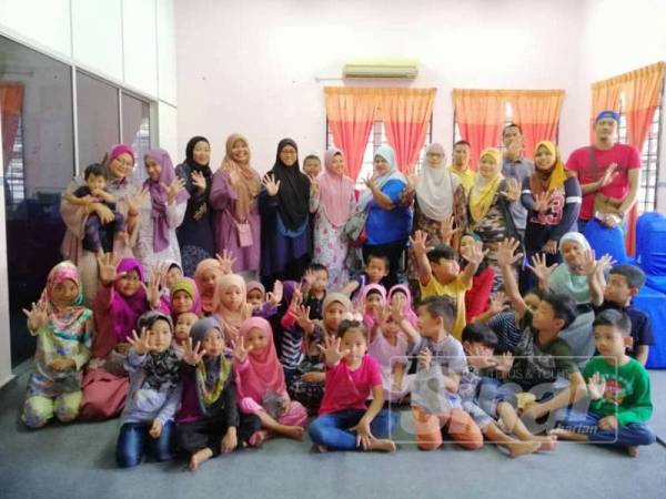 Kanak-kanak yang menyertai Kem Riang Ria Cuti Sekolah@PKD di Pusat Komuniti Desa (PKD) Serting Ilir kelmarin.