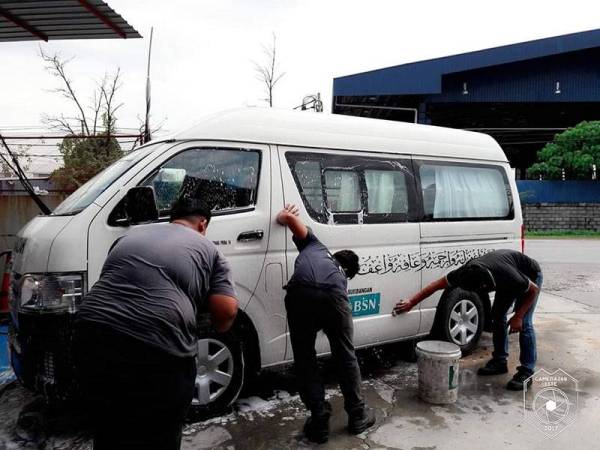 Van jenazah yang mendapatkan servis percuma di bengkel tersebut turut dibersihkan oleh pekerja bengkel. - Foto Ismail Ahmad