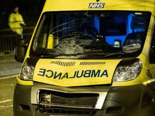 Impak kemalangan menyebabkan kerosakan pada bahagian hadapan ambulans. - Foto SWNS
