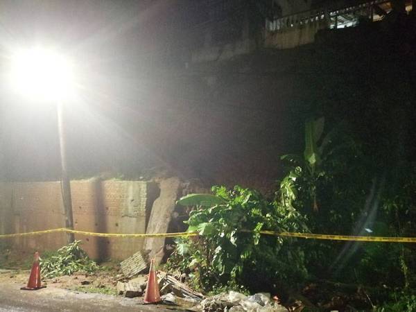 Kesan runtuhan telah dipasang pita kuning untuk keselamatan.