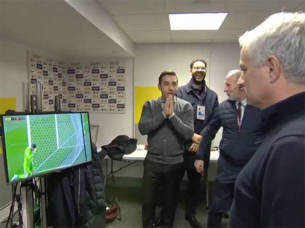 Mourinho yang juga merupakan bekas pengurus Manchester United kemudian menyertai Gary Neville untuk melihat semula ulang tayang kesilapan mengejut yang dilakukan oleh De Gea