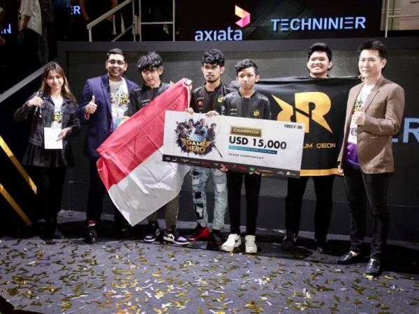 Pasukan RRQ Hades dinobatkan sebagai juara menerima hadiah yang disampaikan oleh Mr Aravin Kumar (dua dari kiri) yang mewakili Kumpulan Bahagian Strategi and Marketing Axiata dan Ketua Pegawai Eksekutif Techninier Sdn Bhd, Datuk Lion Peh (kanan).