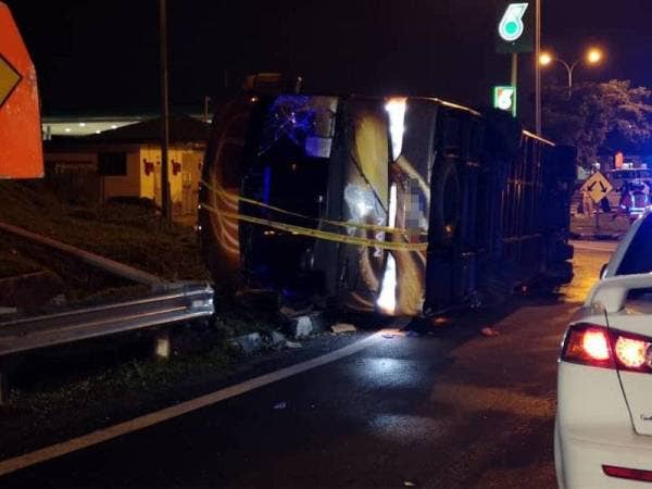 Keadaan bas ekspres yang terbalik dalam kemalangan itu.