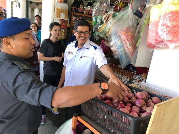 Pengarah Kementerian Perdagangan Dalam Negeri dan Hal Ehwal Pengguna KPDNHEP Perlis, Khairul Amin Talib melihat bawang yang dijual dengan harga yang berganda mahal ekoran tiada bekalan.