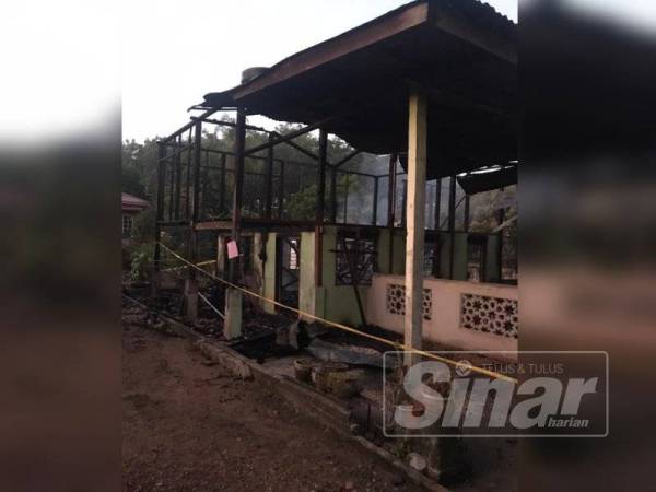 Sebuah rumah musnah dijilat api dalam kebakaran di Kampung Guar, Langgar, di sini hari ini.
