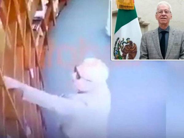 Rakaman CCTV mendedahkan Valero cuba mencuri sebuah buku biografi bulan lalu. - Foto: Agensi