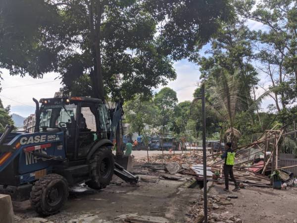 MPS mengambil tindakan roboh ke atas dua struktur kedai dalam operasi terbabit. - Foto: Ihsan MPS