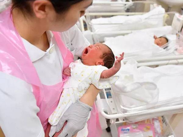 Jumlah kelahiran bayi di Jepun mengalami penurunan sebanyak 5.9 peratus tahun ini. - Gambar Hiasan