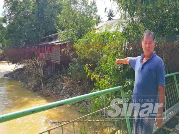 Ibrahim menunjukkan keadaan rumahnya serta jiran yang menunggu masa runtuh ke dalam sungai.