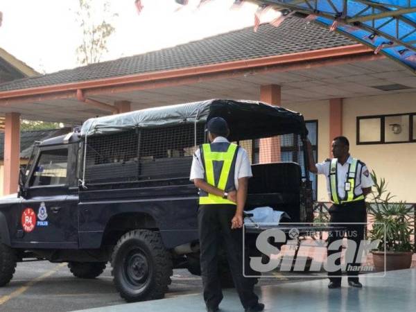 Mayat mangsa dibawa ke Unit Forensik Hospital Tunku Fauziah untuk dibedah siasat.