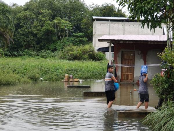 Daerah Temerloh mula dinaiki air sehingga tiga keluarga terpaksa dipindahkan ke PPS.
(Pix Ihsan APM Pahang)