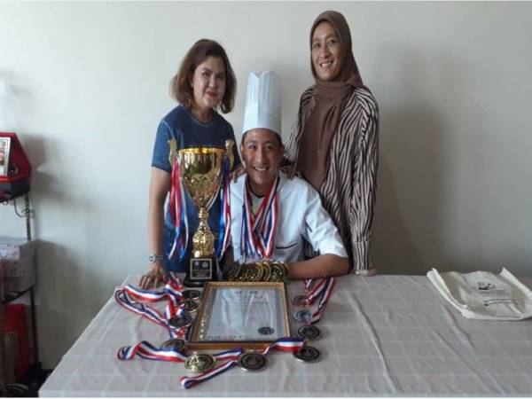 Danish (tengah) mengejutkan juri Kejohanan Chef Sedunia 2019 walaupun baru berusia 17 tahun.
