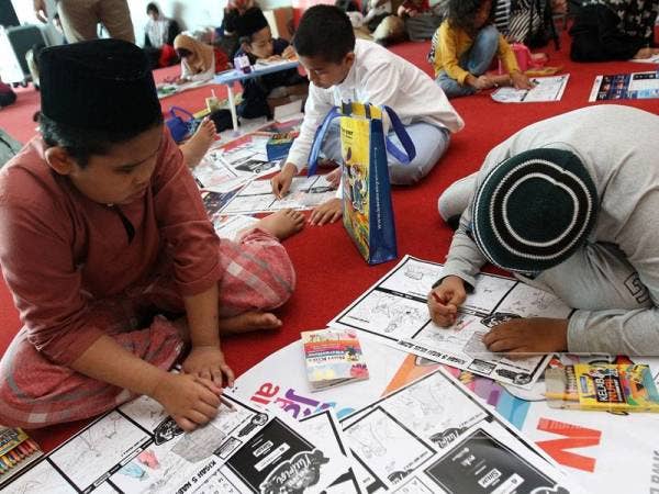 Peserta program Kids#QuranHour sibuk mewarna pada pertandingan mewarna yang diadakan di Perpustakaan Raja Tun Uda, Shah Alam kelmarin. - FOTO ASRIL ASWANDI SHUKOR
