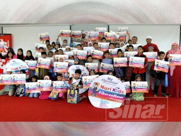 Peserta yang menyertai program Kids #QuranHour bergambar di Perpustakaan Raja Tun Uda, Shah Alam kelmarin. - FOTO ASRIL ASWANDI SHUKOR
