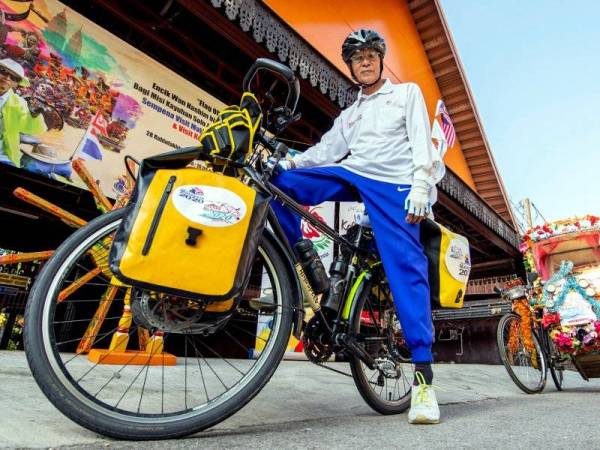 Wan Hashim bersama basikal yang akan digunakan bagi kayuhan solo jelajah Selatan Thailand sempena TMM 2020 dan TMK 2020 di pekarangan Pejabat Tourism Malaysia Kelantan hari ini. - Foto Bernama