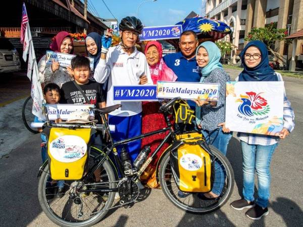 Wan Hashim (tengah) bergambar bersama ahli keluarganya sebelum memulakan kayuhan solo jelajah Selaran Thailand sempena TMM 2020 dan TMK 2020 di pekarangan Pejabat Tourism Malaysia Kelantan hari ini. - Foto Bernama