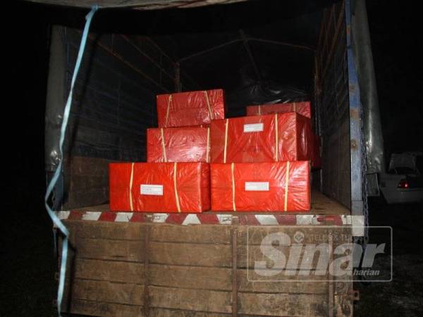 Sebuah lori membawa muatan karton rokok berjaya dirampas dalam serbuan di Tapah kelmarin.