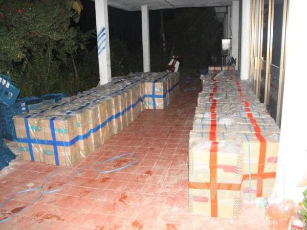 Lebih 25,000 karton rokok pelbagai jenama dirampas dalam serbuan sebuah gudang di Tapah kelmarin.