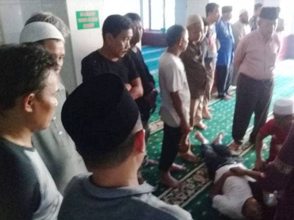 H Tahir Tenri, meninggal dunia ketika sedang solat Asar di Masjid Raya Kota Parepare di Sulawesi Selatan petang semalam