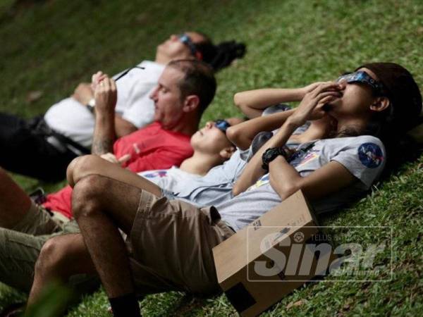 Orang ramai teruja melihat fenomena Gerhana Matahari Anulus atau Gerhana Matahari Cincin di Planetarium Negara hari ini. - Foto ZAHID IZZANI