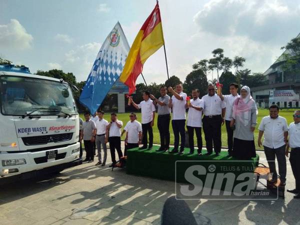 Sze Han (tujuh dari kiri) membuat pelepasan lori kompaktor sebagai gimik pelancaran penyerahan tersebut