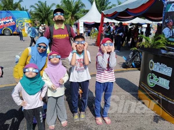 Faszly Rahim bersama isteri, Sharina Abu Hanifah, 38, dan enam orang anaknya berusia 9 hingga 2 tahun teruja melihat gerhana matahari di Taman Negara Johor Tanjung Piai.