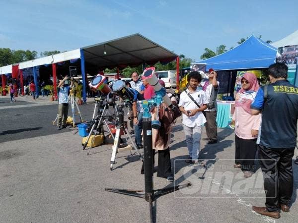Pengkaji dari pelbagai universiti bersedia dengan peralatan teleskop masing-masing untuk menyaksikan gerhana matahari anulus di Taman Negara Johor Tanjung Piai.