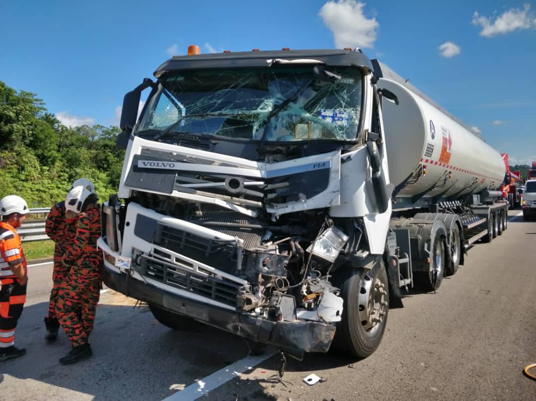 Kerosakan di bahagian kepala treler minyak petrol selepas melanggar belakang treler muatan simen lokasi kejadian. -Foto ihsan IPD Hulu Terengganu