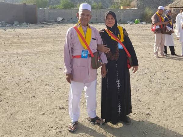 Gambar kenangan arwah Ismail dan Rohani ketika menunaikan umrah dan sebelum meninggal dunia.