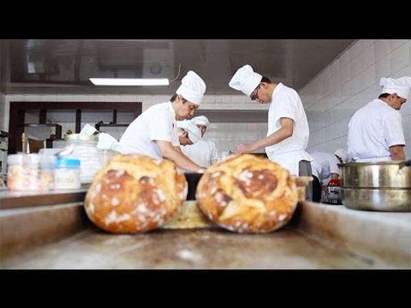 Roti buatan 'The Crazy Bakery' dijual kepada sekolah antarabangsa dan komuniti ekspatriat.