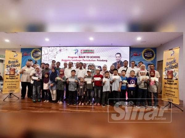 Mazlan bersama tetamu kehormat, kakitangan LPP dan anak-anak yang menerima baucar pembelian tunai Mydin bernilai RM150 sempena Program Back To School. - Foto Sinar Harian ZAHID IZZANI