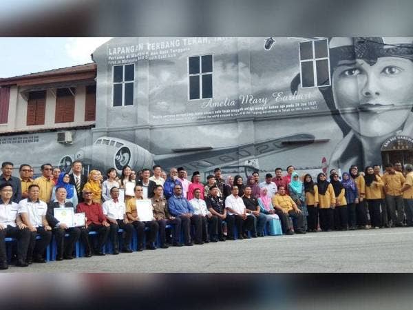 Warga MPT dan tetamu yang hadir pada majlis itu turut mengabadikan kenangan berlatarbelakangkan mural 3D terbesar itu.