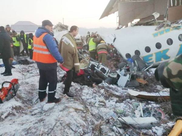 Sebuah pesawat milik Bek Air kehilangan altitud sejurus berlepas lalu terhempas di sebuah bangunan dua tingkat. - Foto Hamadi Aram/Twitter