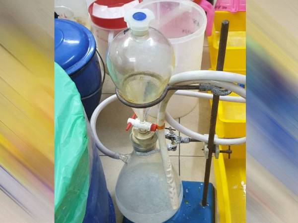 Antara barangan memproses dadah dirampas di sebuah rumah teres dua tingkat di Bukit Sungai Long, Kajang. - Foto Ihsan PDRM