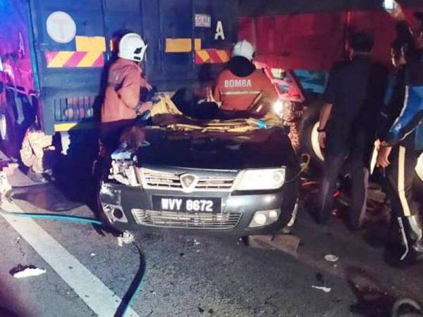 Kemalangan membabitkan enam kenderaan dalam kejadian tengah malam tadi.