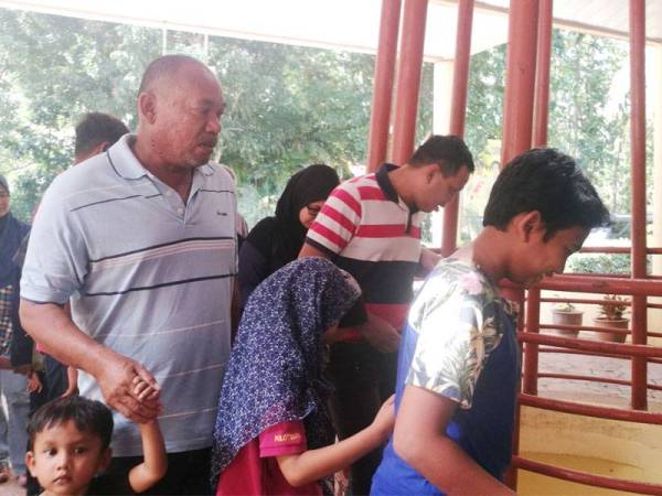 Pengunjung tidak putus-putus datang untuk melihat sendiri Galeri 3D di Gua Kelam.