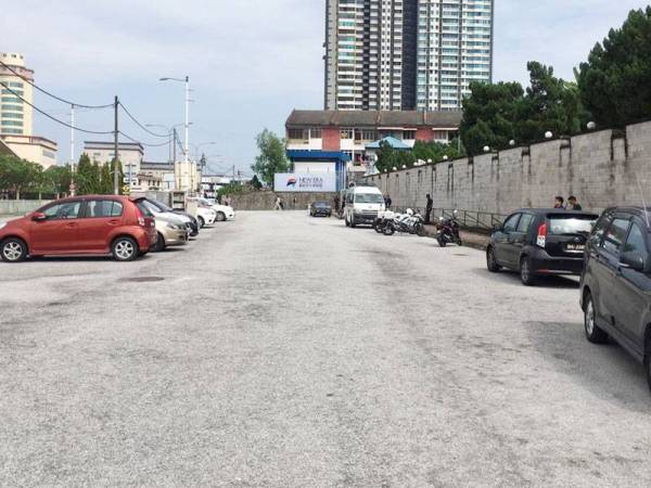 Suasana Kolej New Era di sini yang lengang sejak dari pagi tadi.