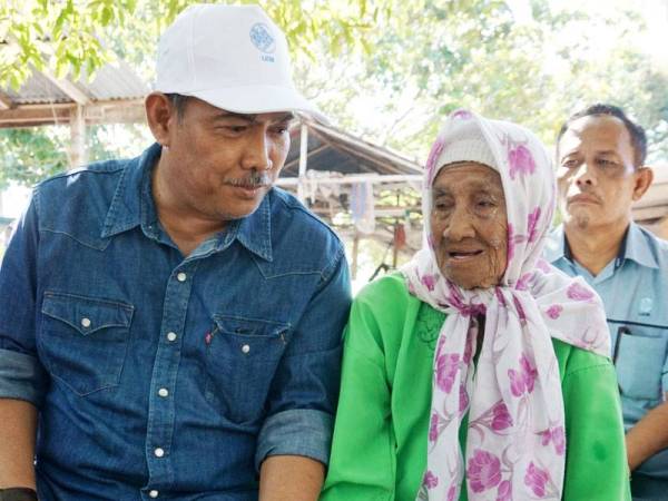 Kisah Sepora atau dikenali dengan panggilan Tok Pora yang masih kuat turun ke laut pada usia emas untuk menangguk udang siring dan mencari siput tular di media sosial baru-baru ini. - Foto Bernama