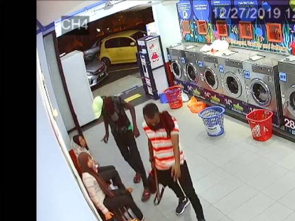 Rakaman CCTV menunjukkan suspek bertindak mengancam mangsa dengan menggunakan kayu.