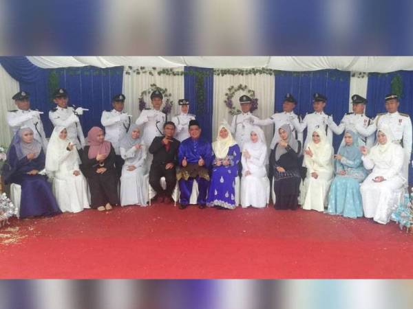 Saifuddin (tengah) bersama penerima di Program Kembali Ke Sekolah Bersama Tesco tadi.