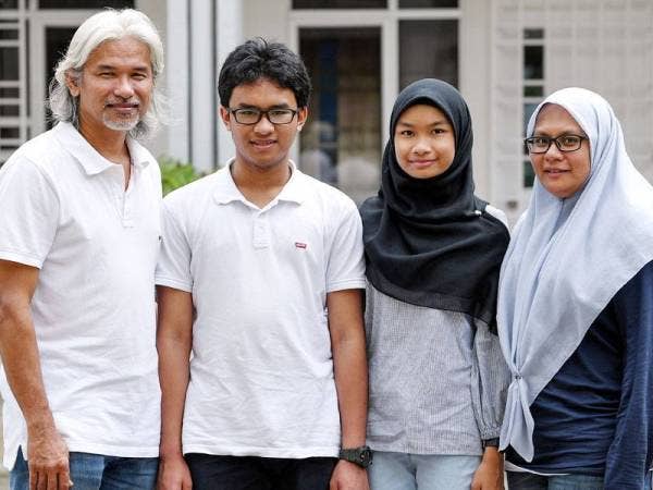 Muhammad Amir Rafiq (dua dari kiri) dan adiknya Aina Batrisyia, 13, (dua dari kanan) serta ibu bapa mereka, Mohd Rafee (kiri). - Foto Bernama