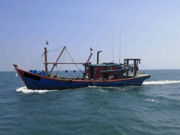 Salah sebuah bot nelayan kelas C yang ditahan tengahari semalam.