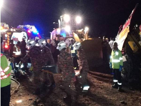 Anggota bomba membantu mengeluarkan mayat dan mangsa yang tersepit selepas sebuah kenderaan pacuan empat roda dihempap lori treler dalam kemalangan di Kilometer 43.3 Lebuh raya Kuala Lumpur-Karak dekat Bentong awal pagi tadi.