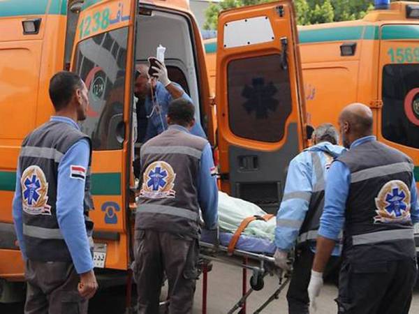 Anggota paramedik mengangkat salah seorang mangsa nahas bas di resort Ain Sokhna di timur Kaherah. - Foto AFP