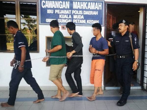 Suspek (empat dari kiri) diiringi anggota polis untuk memohon perintah sambung reman pagi tadi.