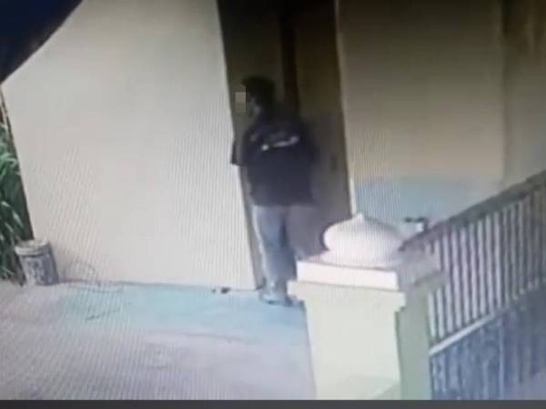 Rakaman CCTV menunjukkan suspek berlegar-legar di kawasan tandas surau sebelum memanggil mangsa.