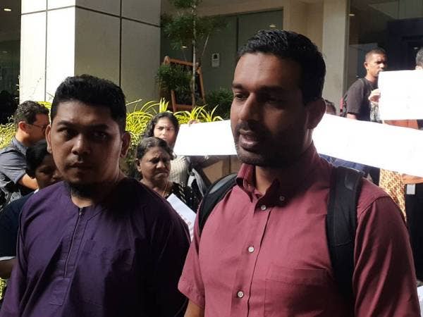 Mohd Nazeem (kanan) mewakili penduduk Kampung Segambut Permai menghantar memorandum kepada DBKL.