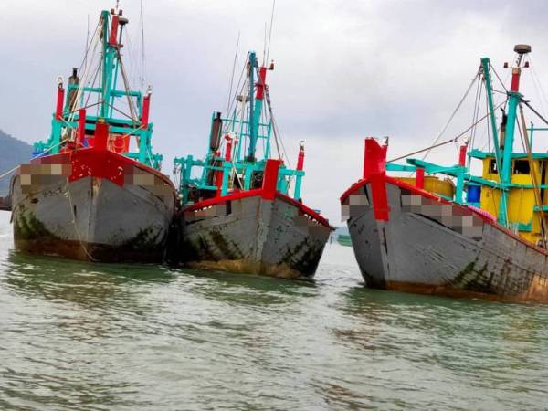 Tiga bot nelayan Kelas B ditahan selepas didapati melakukan tangkapan ikan di zon larangan di Lumut hari ini.