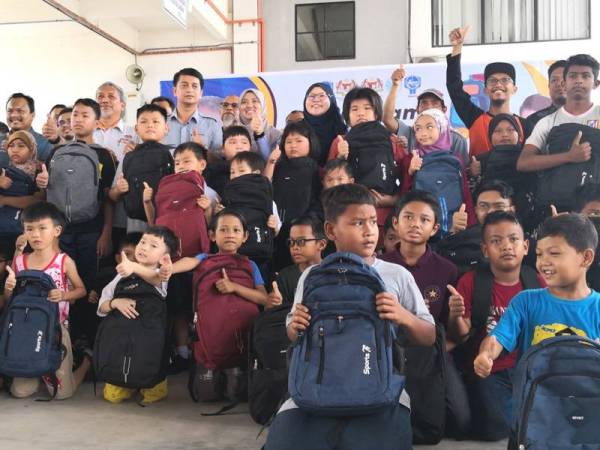 Mohd Faiz bergambar bersama tetamu hadir dan penerima pada program Back To School Anak-Anak Nelayan di Kompleks LKIM Kuala Selangor di sini hari ini.