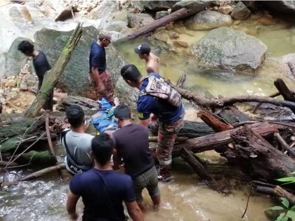 Anggota bomba yang tiba memberi rawatan awal kepada mangsa sebelum operasi diteruskan dengan membawa keluar mangsa bagi mendapatkan rawatan lanjut. -Foto JBPM Perak